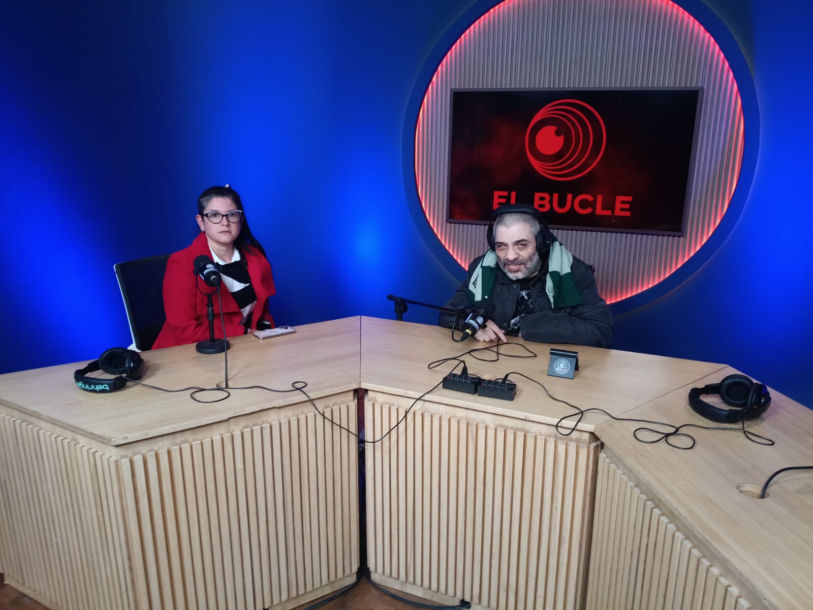 Alexia Navarro Vice ministra de salud de la provincia de Buenos Aires , junto a Jorge Gres conductor.